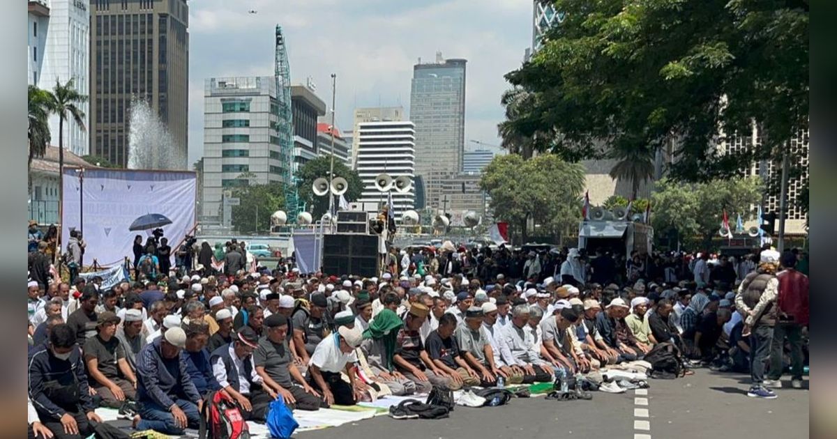 Massa Demonstran Kawal Sidang MK Salat Zuhur Berjemaah di Kawasan Patung Kuda