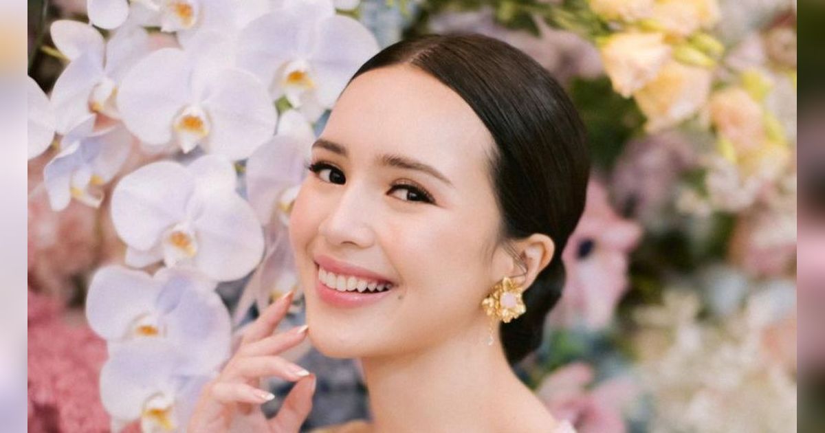 Inspirasi Makeup  Flawless untuk Acara Tunangan dari Beby Tsabina