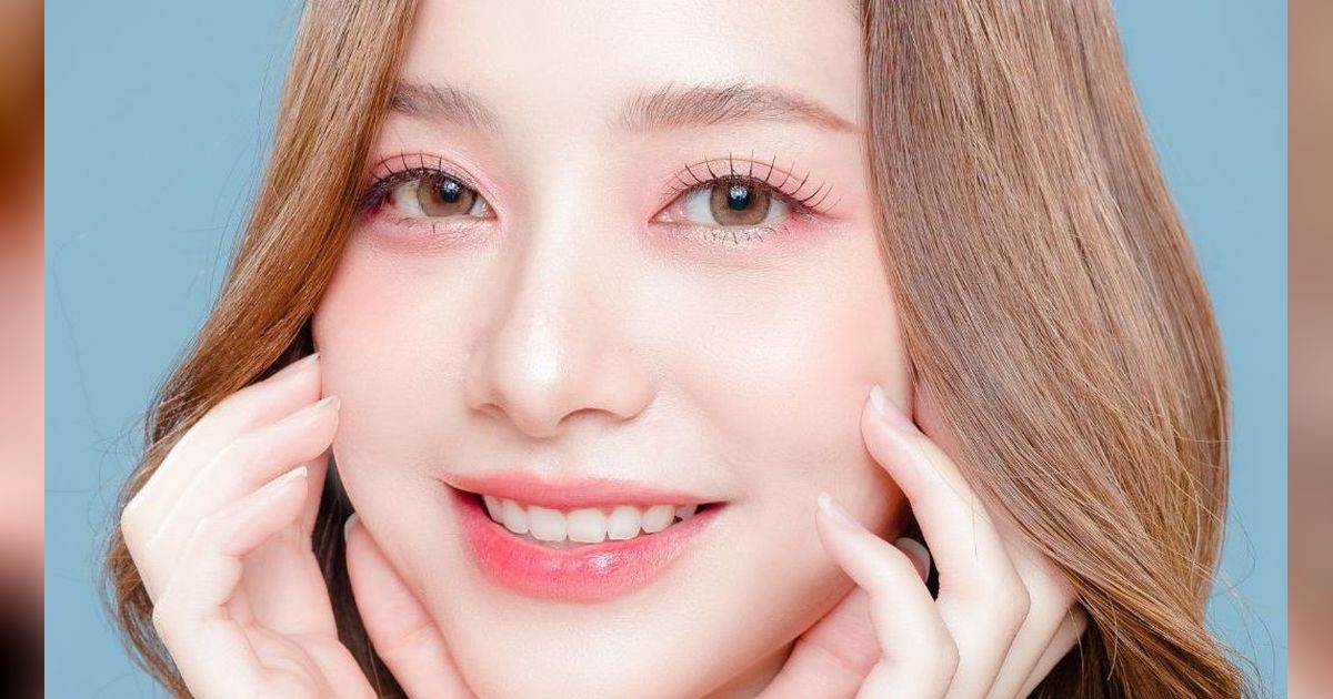 Cerahkan Sisi Wajah dengan Simbol untuk Dapatkan Makeup Natural