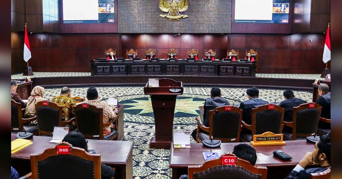 VIDEO: Hakim MK Saldi Isra Bacakan Dissenting Opinion, Singgung Sikap Jokowi