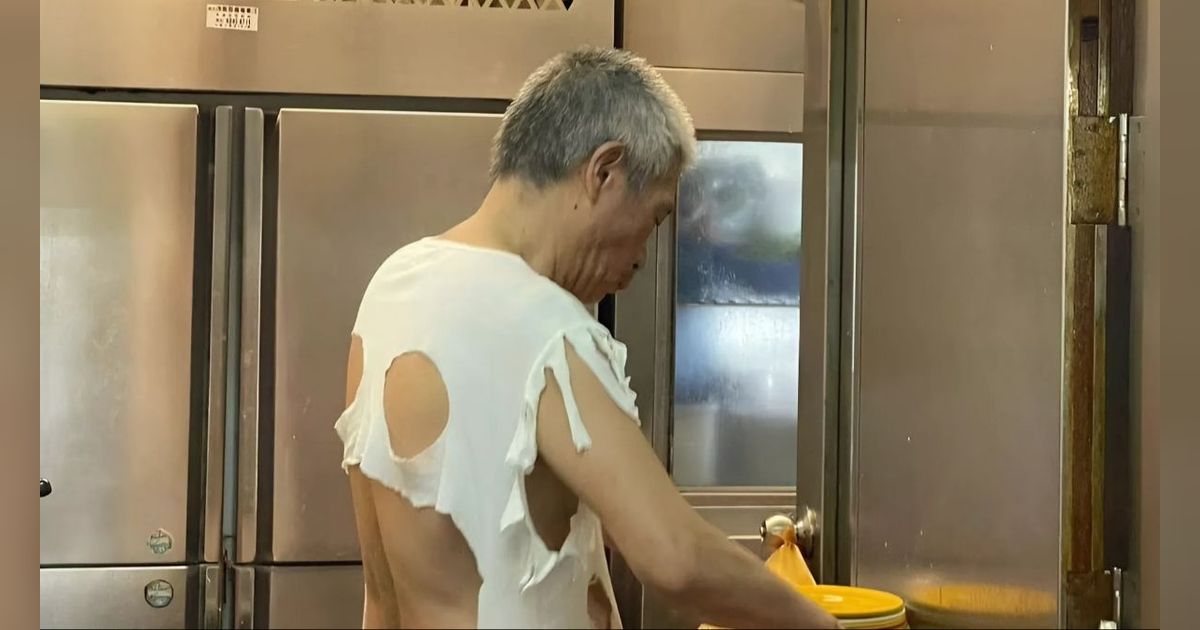 Koki Selalu Masak Pakai Kaos Sobek, Disebut Terinspirasi dari Koleksi Balenciaga