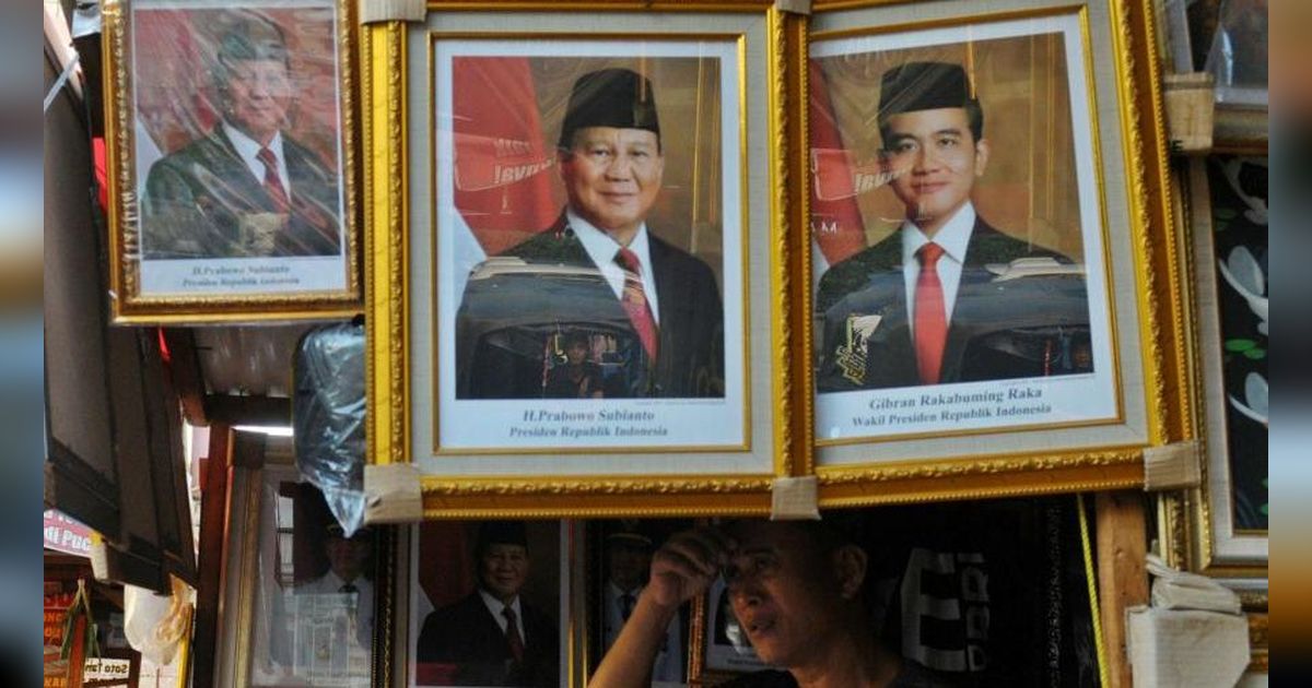 FOTO: Penampakan Bingkai Foto Presiden dan Wapres Bergambar Prabowo-Gibran Bertebaran di Pasaran Setelah MK Resmi Menolak Gugatan Pilpres