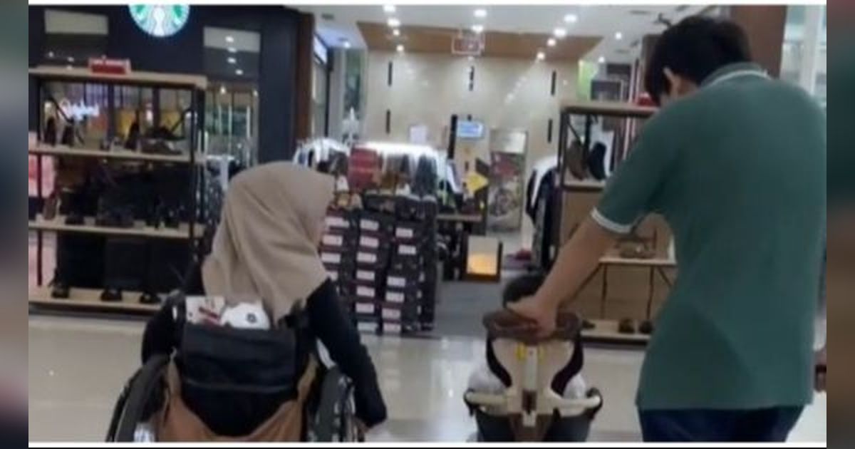 Momen Orang Tua Disabilitas Ajak Anaknya Jalan-Jalan ke Mall Ini Viral, Curi Perhatian