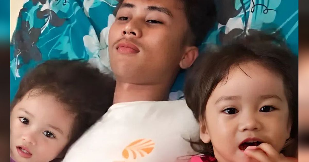 Momen Pasrah Ayah 'Disandera' Putri Kembarnya, Kocak Tak Bisa Berkutik