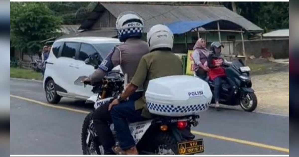 Viral Momen Polisi Bantu Antar Warga yang Motornya Bermasalah ke Rumah Sakit, Aksinya Tuai Pujian