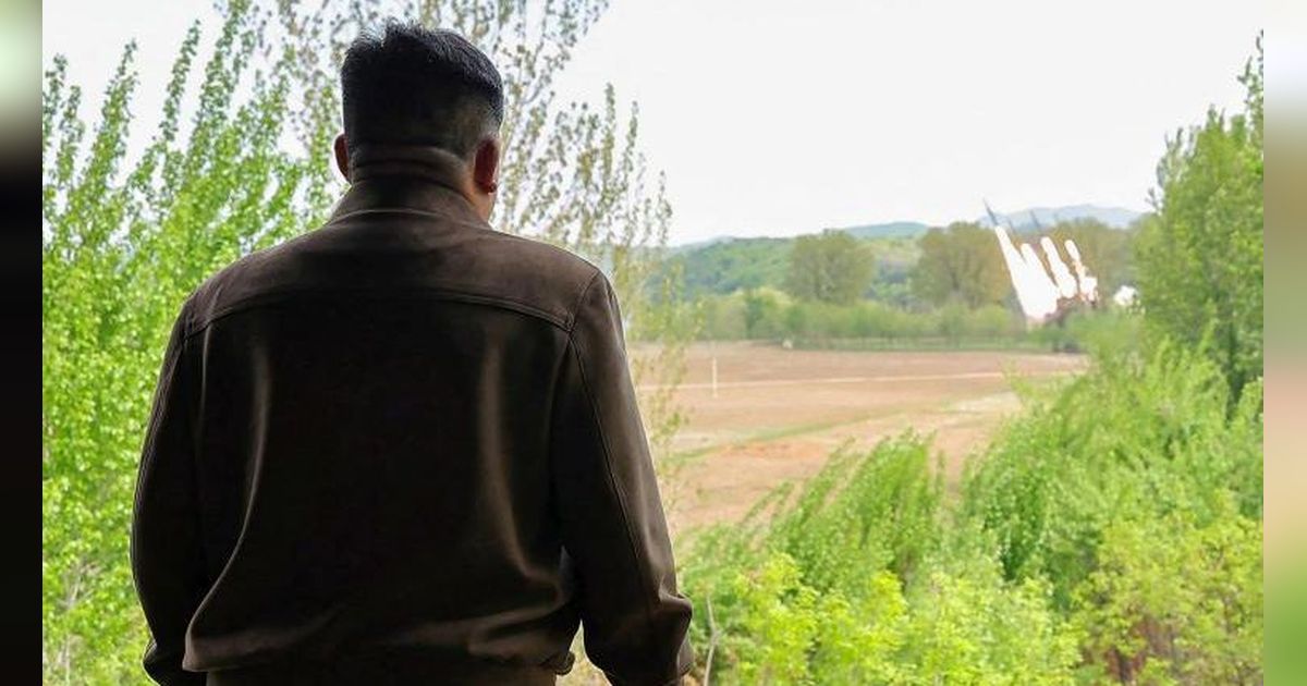 FOTO: Wajah Puas Kim Jong-un Luncurkan 