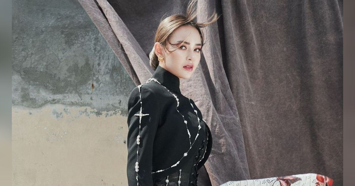 Amanda Manopo Tampil Dramatis dengan Riasan Smokey Eyes