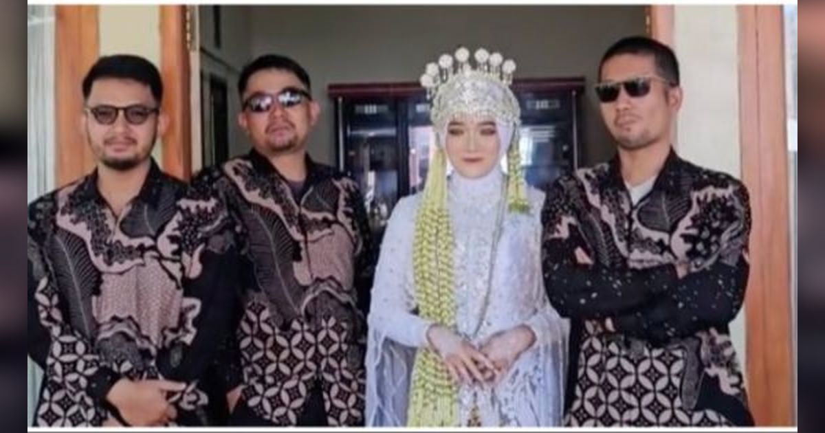 Viral Momen Haru Adik Bungsu Perempuan Menikah, Diantarkan Ketiga Kakak Laki-Lakinya