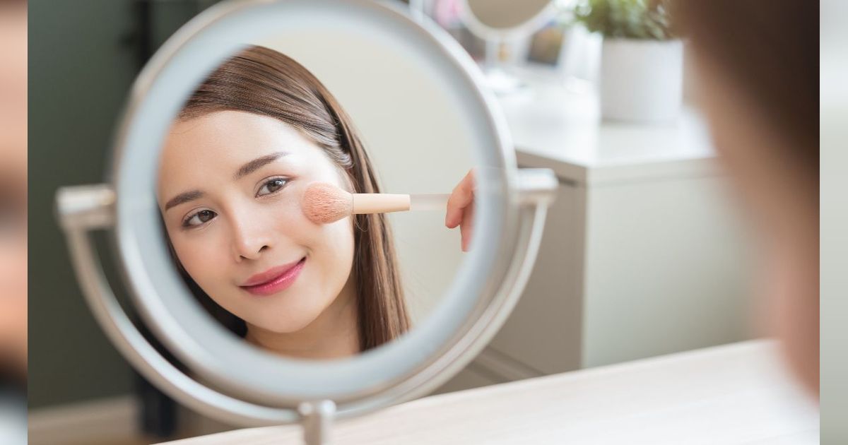 Pakai Beberapa Produk untuk Perbaiki Blush yang Sulit Diratakan