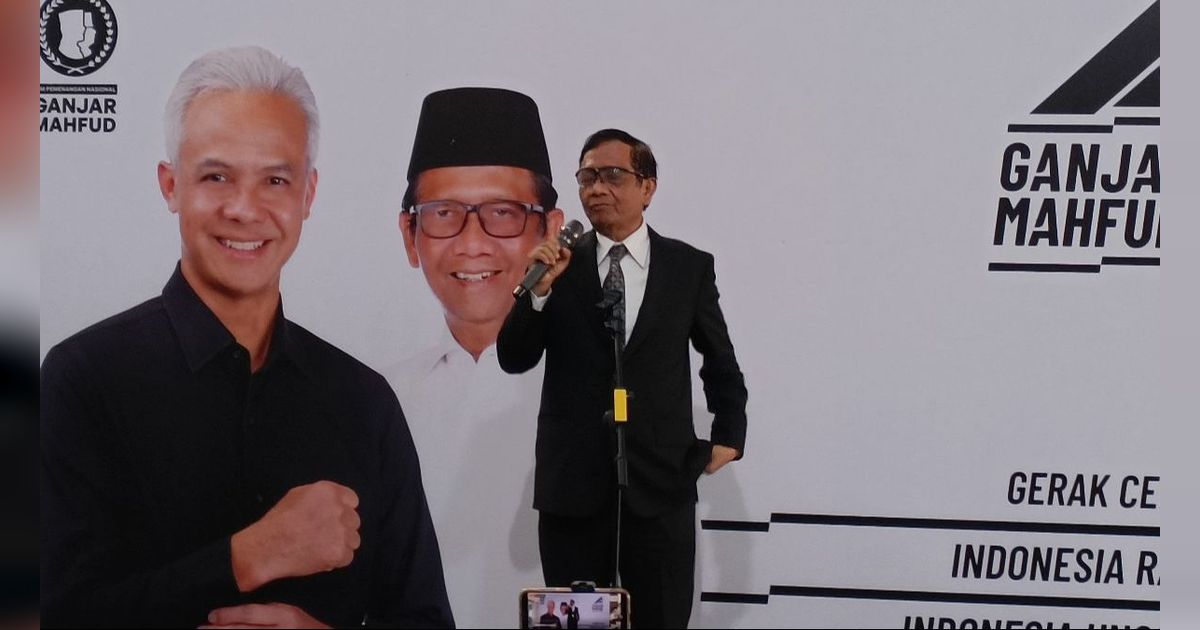 Momen Hangat dan Akrab Hotman Dengan Mahfud MD di Sidang MK