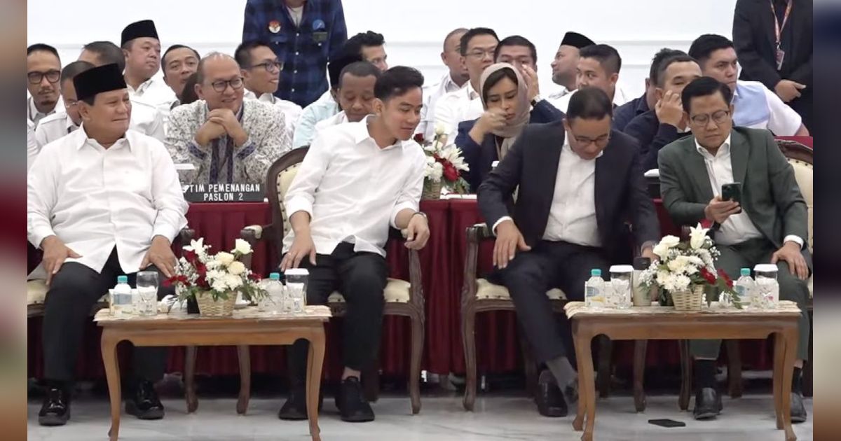 Momen Akrab Anies dengan Gibran di Sidang Pleno KPU, Ngobrol Sampai HP Jatuh