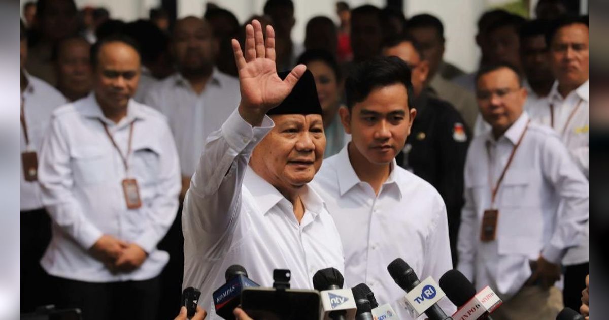 FOTO: Kekompakan Prabowo-Gibran Berkemeja Putih-Putih Turun dari Mobil Mewah Setiba di Gedung KPU