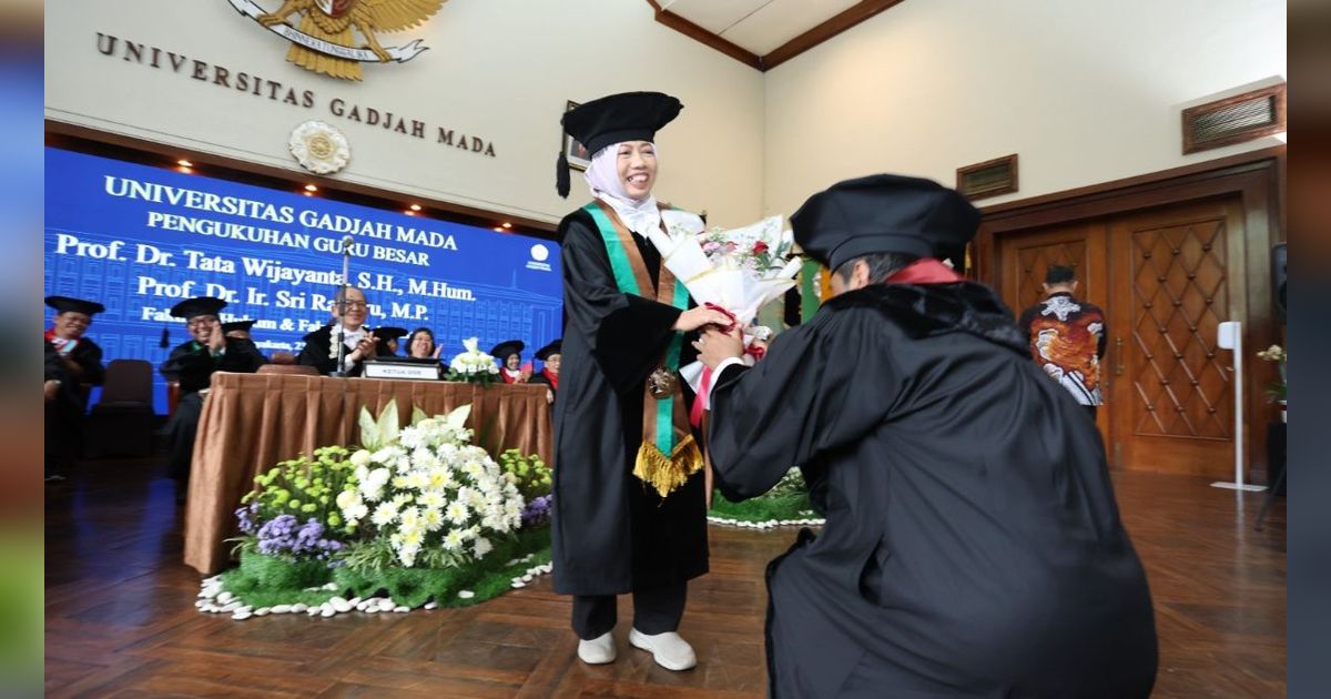 Romantis, Momen Sepasang Suami Istri Bersama-sama Dikukuhkan jadi Guru Besar UGM