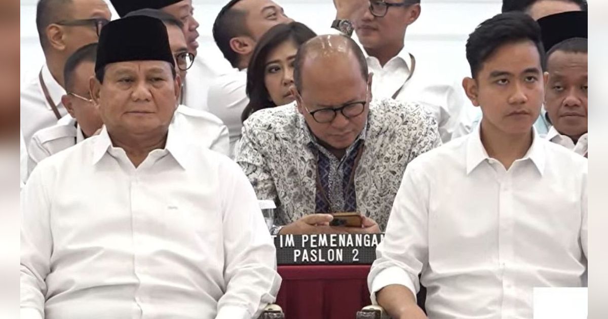 FOTO: Momen Prabowo-Gibran Akrab Bercanda Bareng Anies sampai HP Jatuh, Sikap Cak Imin jadi Sorotan