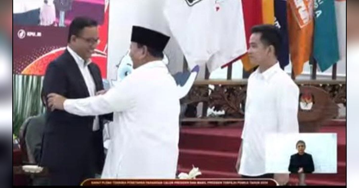 Momen Prabowo Genggam Erat Tangan Anies, Dibalas Senyuman