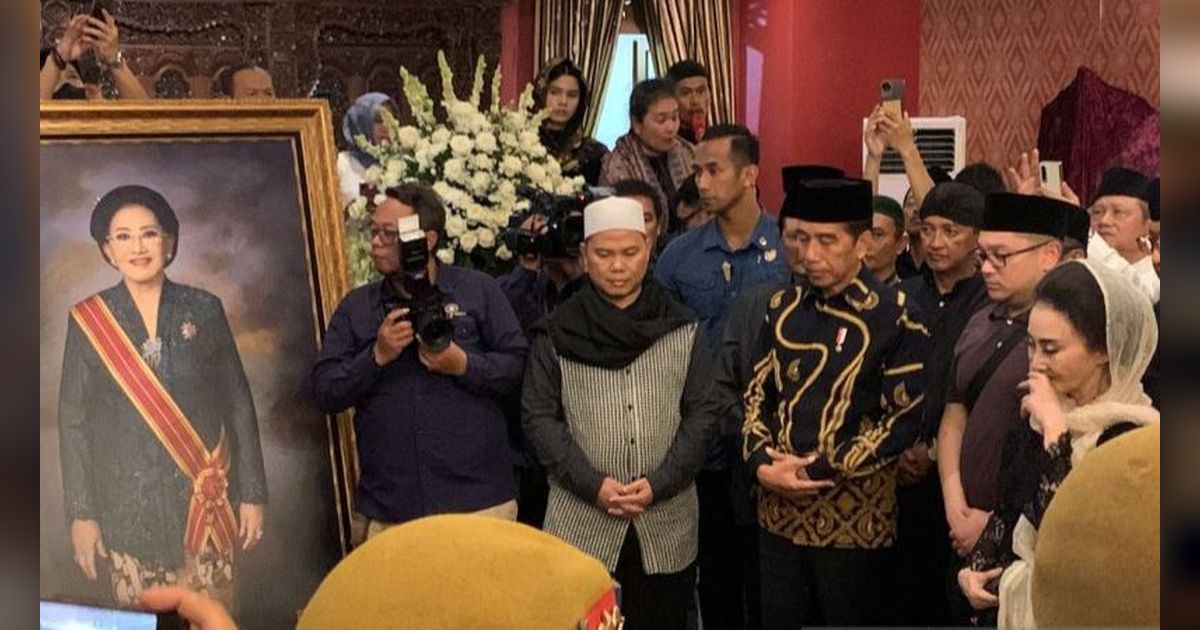 Momen Presiden Jokowi Ikut Salatkan Jenazah Mooryati Soedibyo