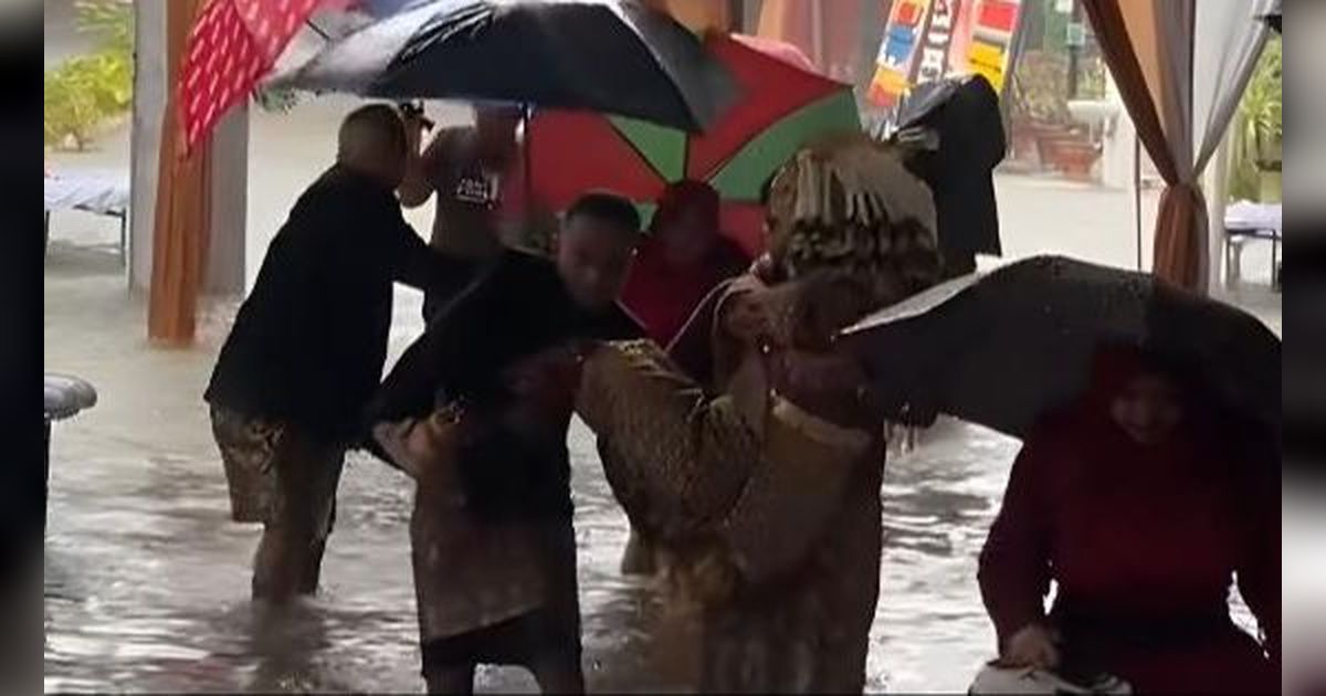 Bikin Terharu! Pernikahan di Aceh Berlangsung di Tengah Banjir, Pengantin Wanita dan Pria Terpaksa Digendong Menuju Pelaminan
