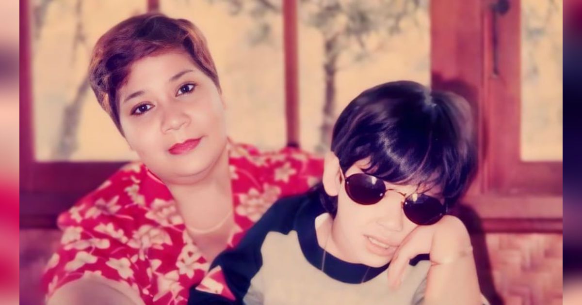 Anak Kecil Bersama Ibunya Ini Merupakan Artis Terkenal, Kini Dikabarkan Berkonflik dengan Sang Kakak