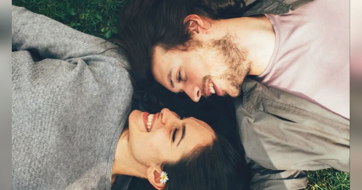 35 Pantun Lucu buat Pacar Tertawa Lepas dan Bahagia, Bikin Hubungan Kian Berwarna