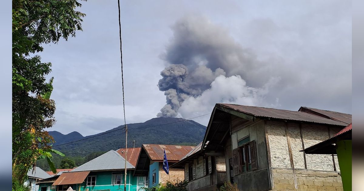 Gunung Marapi Erupsi Pagi Ini, Warga Diminta Jauhi Radius 4,5 Km dari Kawah