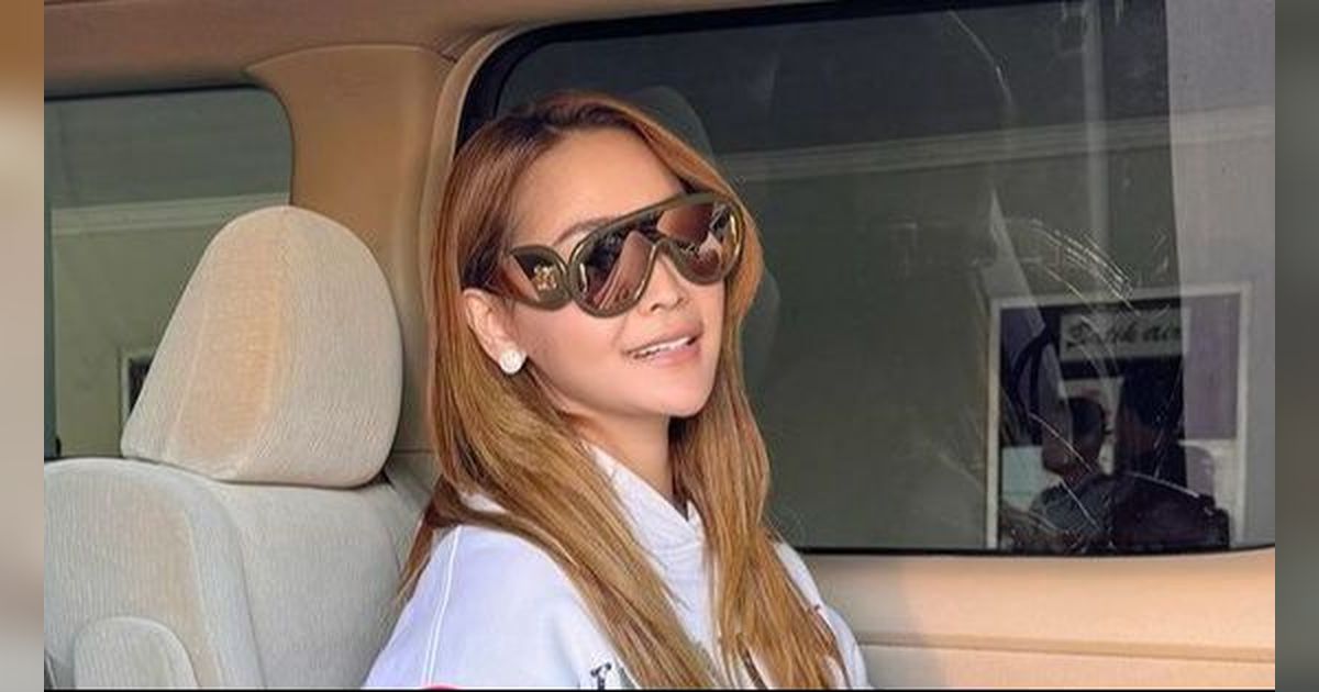 8 Potret Kece Inul Daratista Di Dalam Mobil, Selalu Tenteng Tas Branded