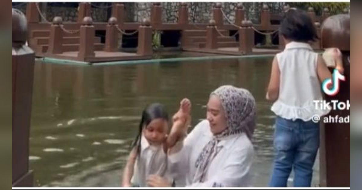 Momen Ibu Tetap Tenang dan Sigap saat Anaknya Tak Sengaja Jatuh ke Kolam Ikan Ini Viral, Tuai Pujian