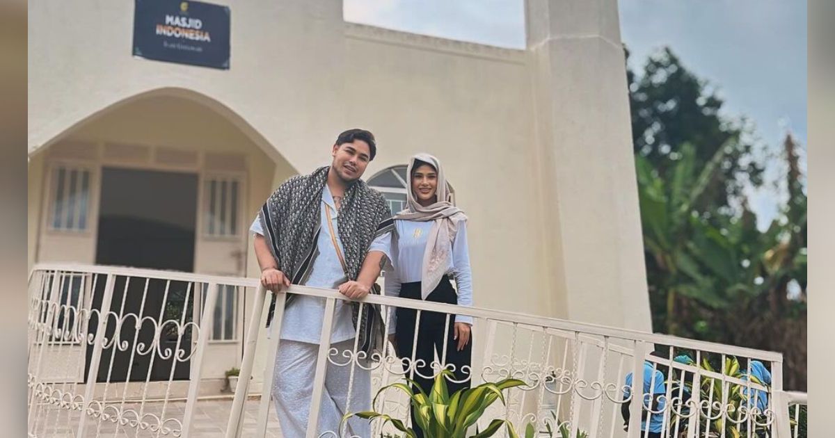 7 Potret Ivan Gunawan Resmikan Masjid di Uganda, Potong Sapi Sampai Bagi-bagi Alquran dan Hijab