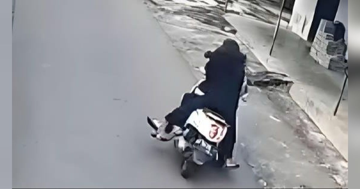 Naik Motor Berboncengan, Bocah Ingusan Gagal Kuasai Kendaraan sampai Tabrak Pohon, Endingnya Malah Bikin Ngakak