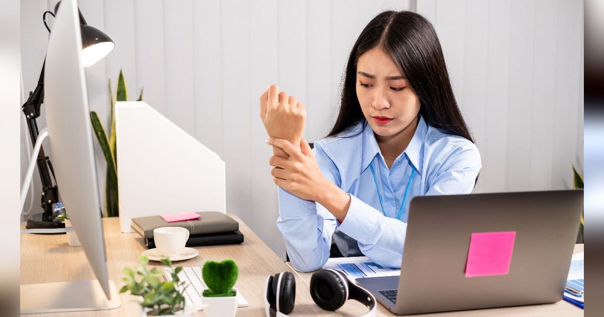 Urat Tangan Terjepit karena Terlalu Lama Main HP, Ini Gejalanya