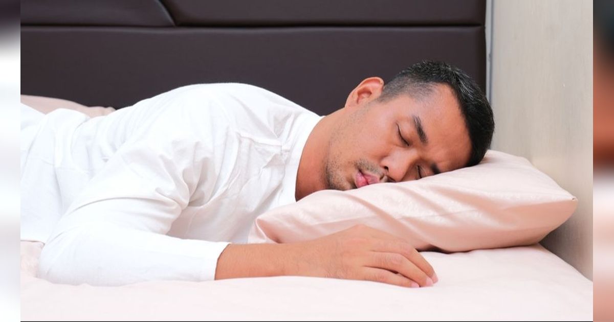 Sering Berdebar Kencang? Hindari Tidur Miring Kiri untuk Lindungi Jantung
