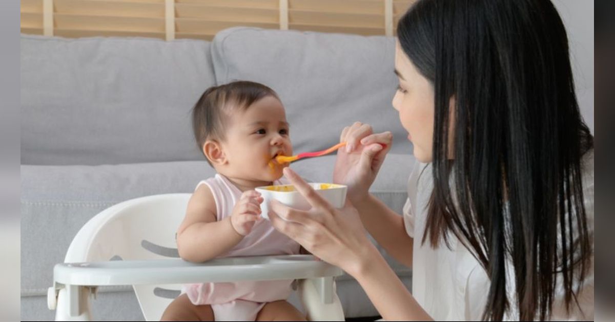 Bayi Menolak Diberi Makanan Padat, Bisa Jadi Tanda Belum Siap Naik Tekstur