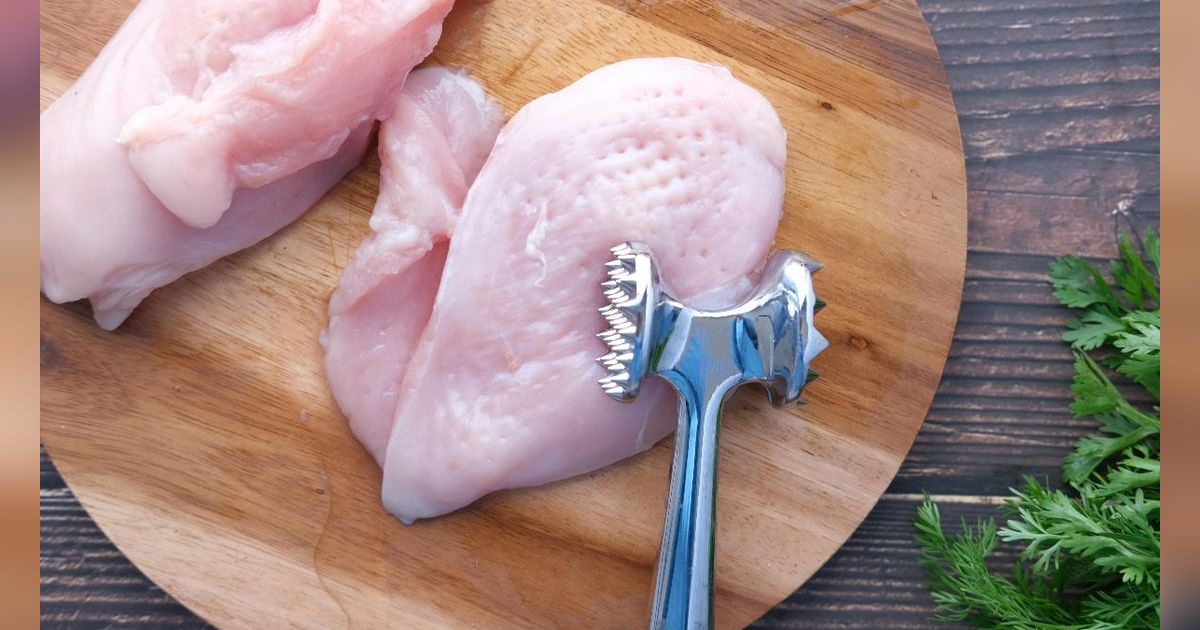 Trik Bersihkan Darah pada Daging Ayam, Cuma Pakai 2 Bahan Dapur