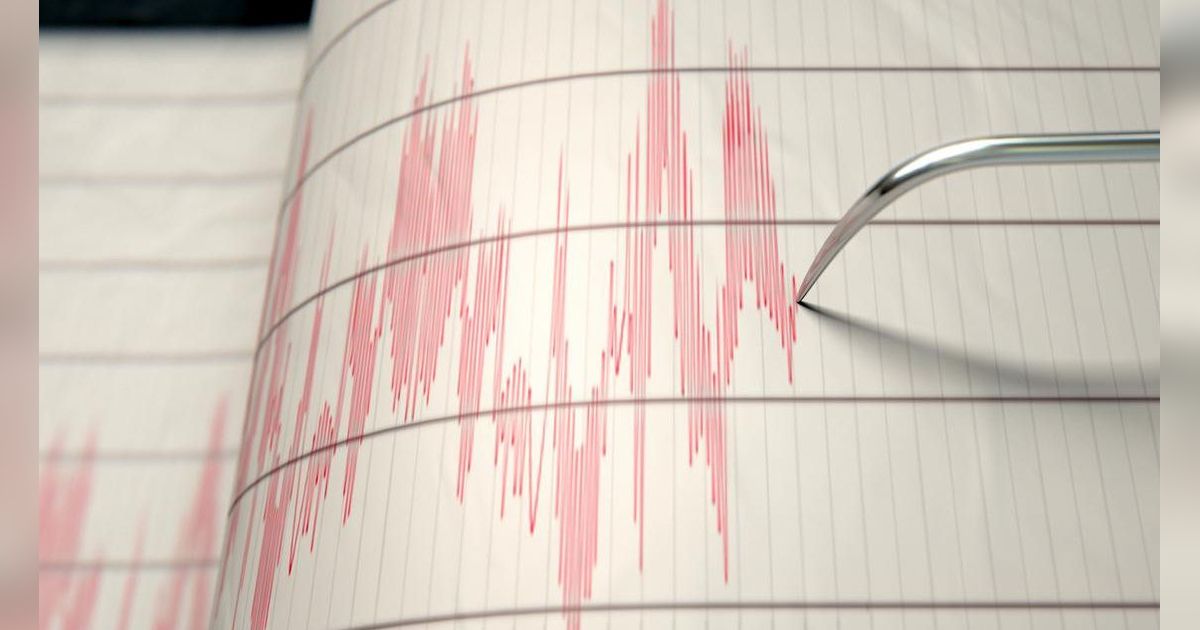 Khawatir Terjadi Gempa Susulan, Warga Garut Pilih Berjaga di Luar Rumah