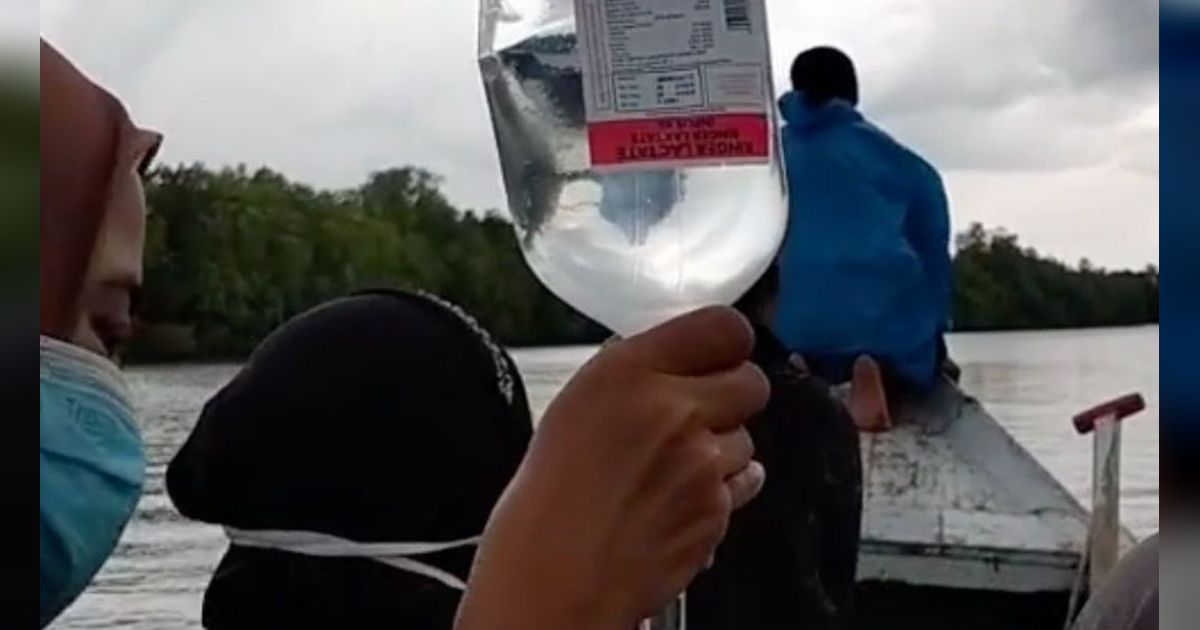 Detik-detik Bidan Terjang Cuaca Buruk Saat Rujuk Pasien ke Sulawesi Selatan