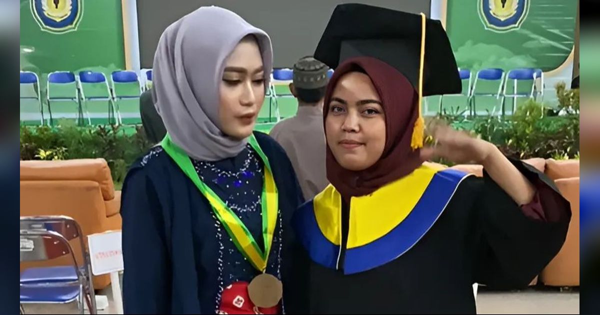 Copot Toga dan Pasangkan ke Kakaknya, Cerita Wisudawati Ini Bikin Haru