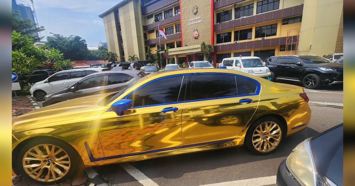 Penampakan BMW Berlapis Emas Senilai Rp2 M di Kantor Polisi, Ternyata Punya Om-Om Cekoki Narkoba ke ABG di Hotel Senopati