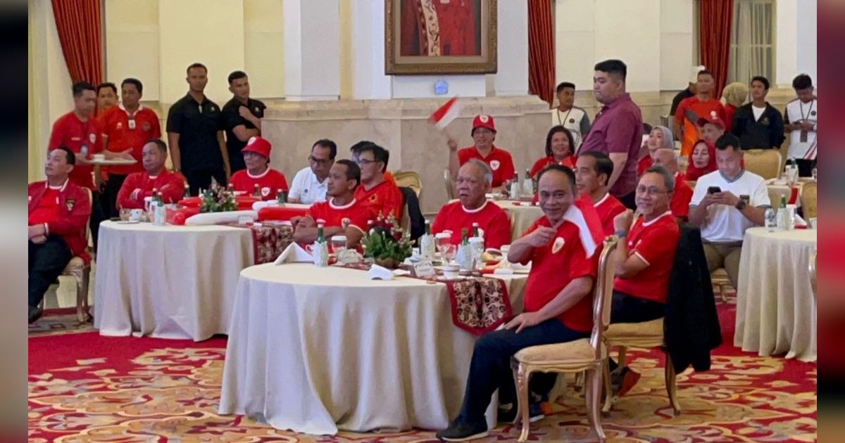 Suasana Nobar di Istana Jokowi dan Menteri, Kompak Pakai Jersey Timnas Indonesia