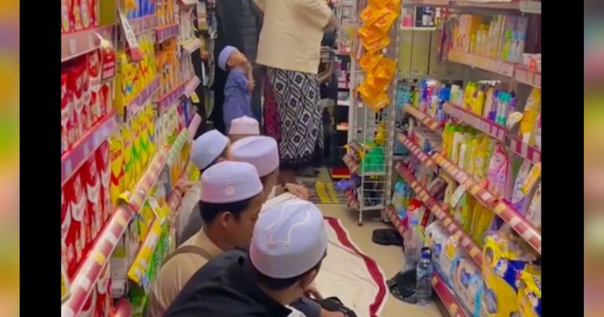 Viral Penampakan Salat Tarawih di Minimarket, Ternyata Ini Alasannya