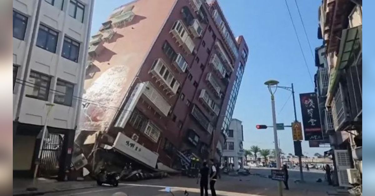 VIDEO Detik-Detik Gedung Ambruk Setelah Gempa 7,4 SR Guncang Taiwan