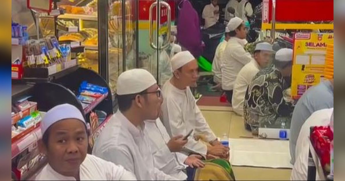 Viral! Jamaah Sholat Tarawih di Bogor Meluber hingga Masuk Minimarket, Kasir Tetap Layani Pembeli, tapi Netizen Khawatir Nasib Karyawan