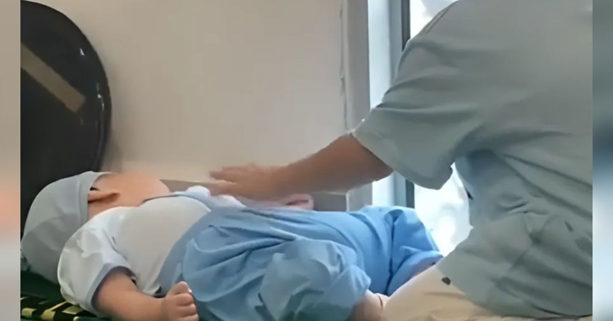 Manis Banget, Kakak yang Masih Balita Jaga Adik Bayi Saat Orangtuanya Solat