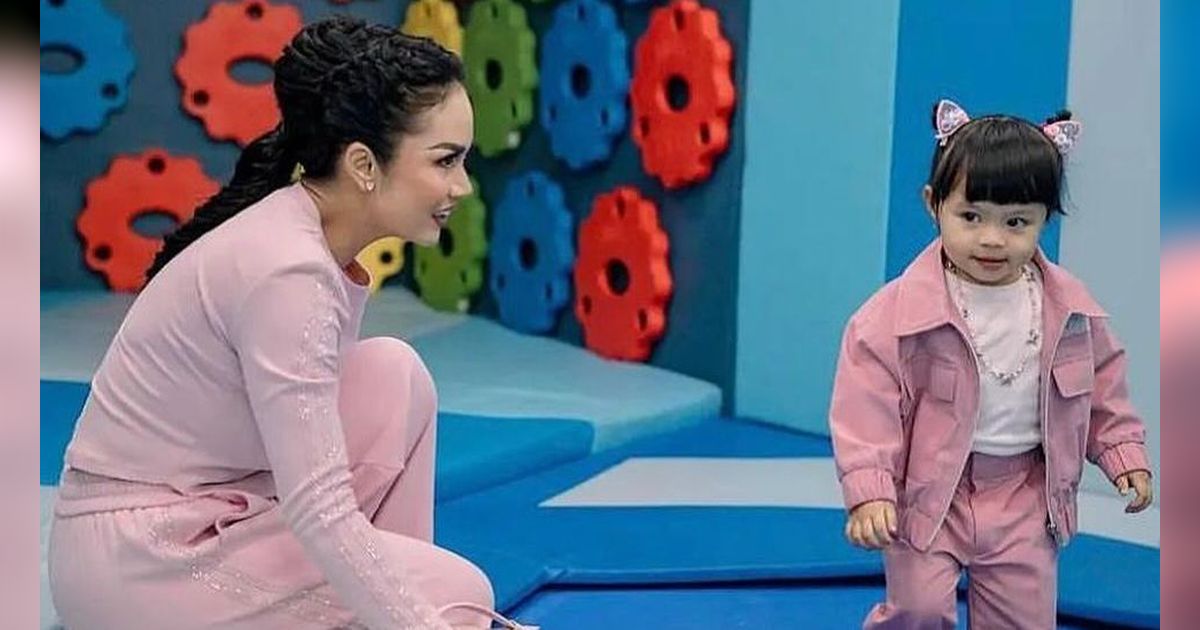 9 Potret Kris Dayanti Momong Kedua Cucunya Sepulang Kerja, Ameena Cuma Minta Dibawain Coklat Payung