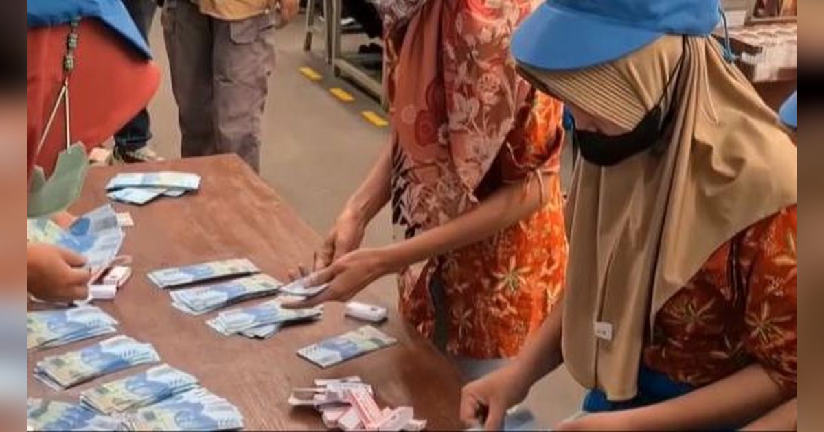 Viral! Momen Buruh Harian dan Borongan Hitung Uang THR Lebaran Senilai Rp129 Miliar, Terungkap Segini Pendapatannya