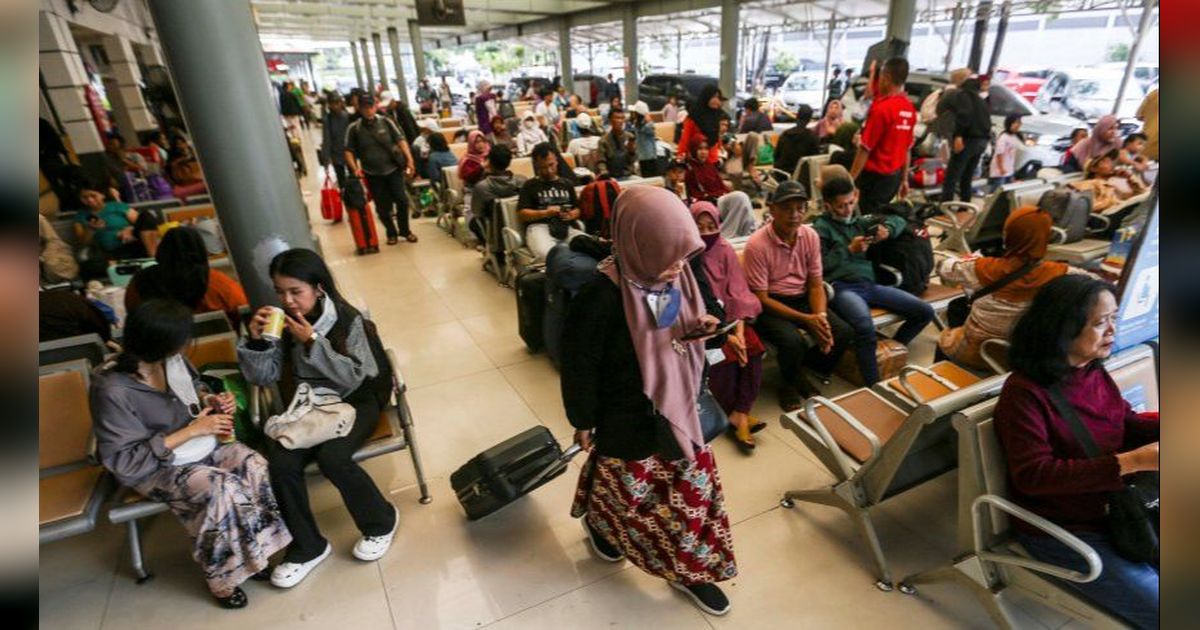 FOTO: Pemudik Mulai Padati Stasiun Pasar Senen, 42 Ribu Penumpang Kereta Sudah Meninggalkan Jakarta