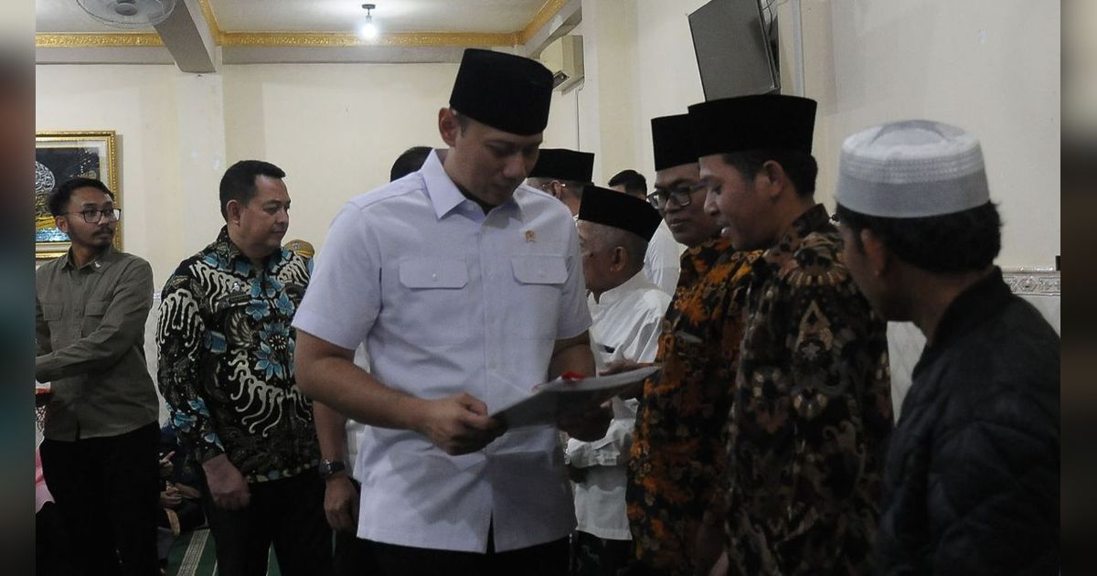 FOTO: Menteri AHY Bagikan Sertifikat Wakaf untuk Masjid dan Musala di Jakarta