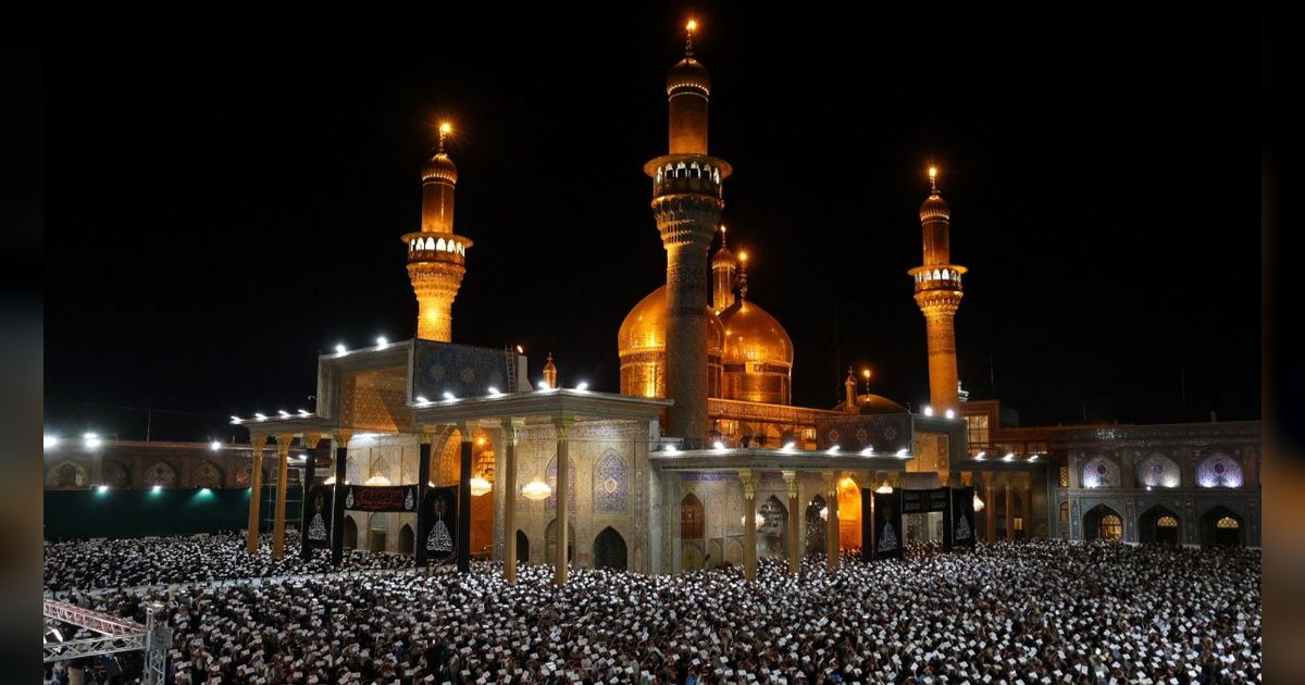 FOTO: Membeludak, Ribuan Jemaah Padati Masjid di Baghdad untuk Berburu Lailatul Qadar