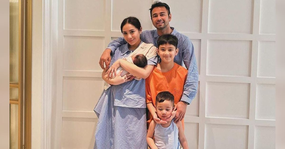 Potret Raffi Ahmad Tidur Sama Lily, Wajah Sang Bayi Masih Dirahasiakan Bikin Penasaran