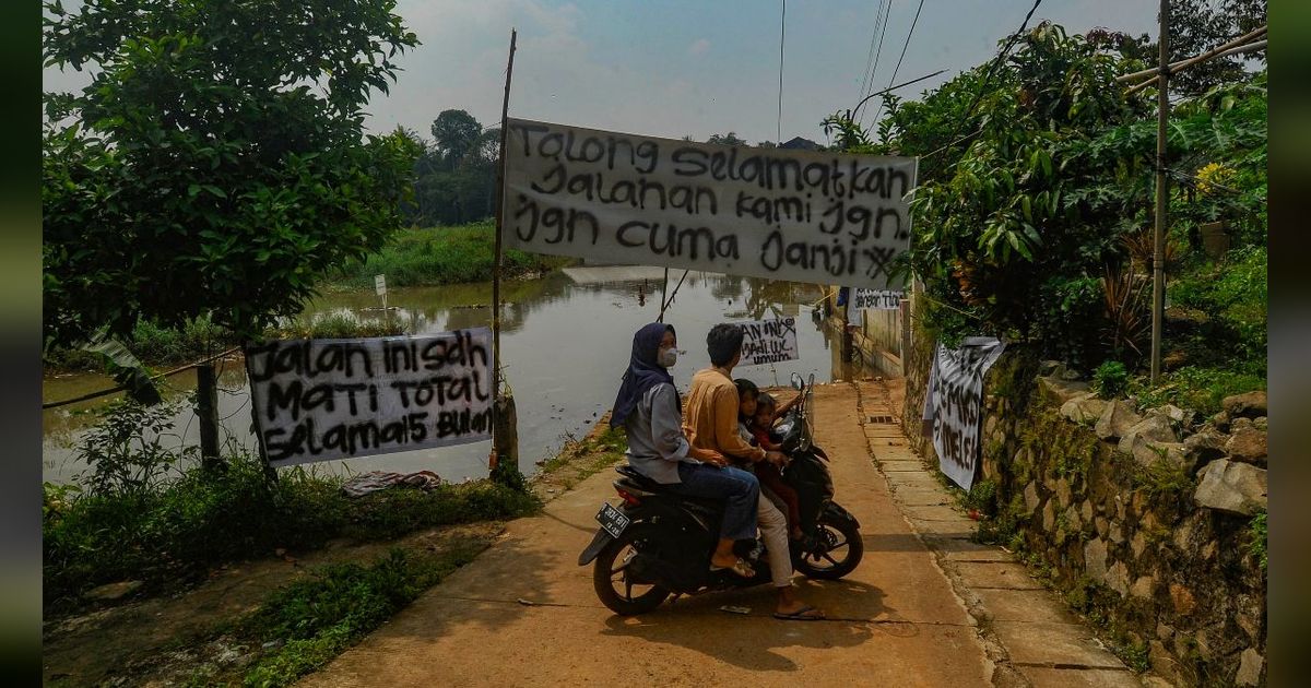 FOTO: Gunung Sampah TPA Cipayung Longsor ke Kali Pesanggrahan, Jalan dan Pemukiman Warga 4 Bulan Kebanjiran