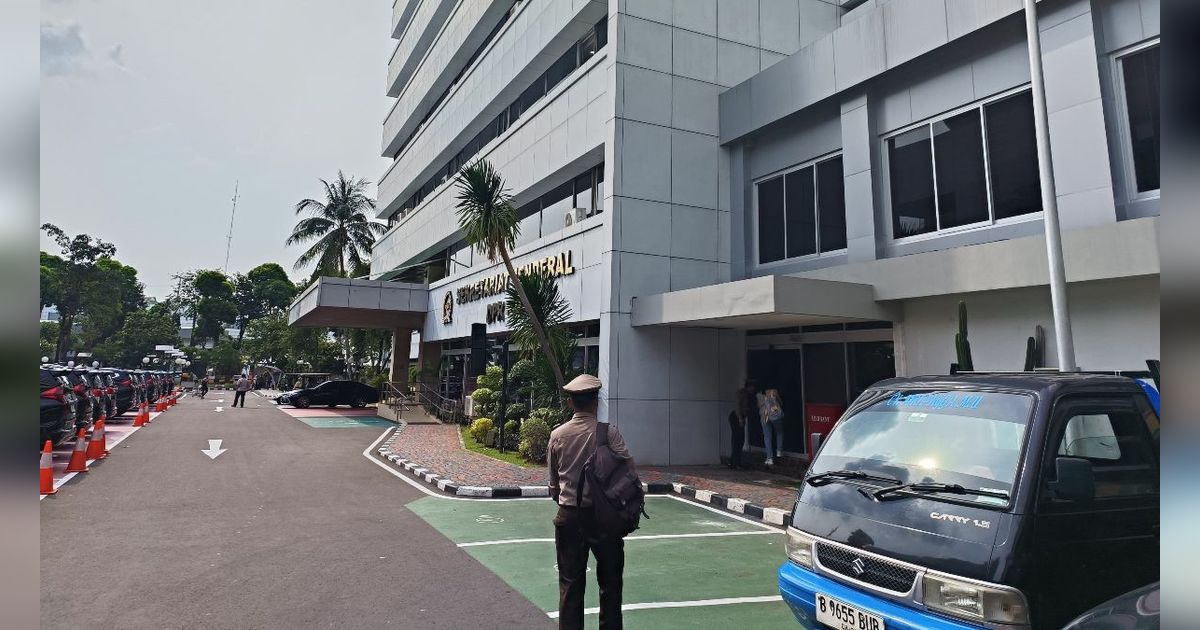 FOTO: Situasi Gedung Sekretariat DPR saat Digeledah KPK, Pengamanan Ketat Bersenjata