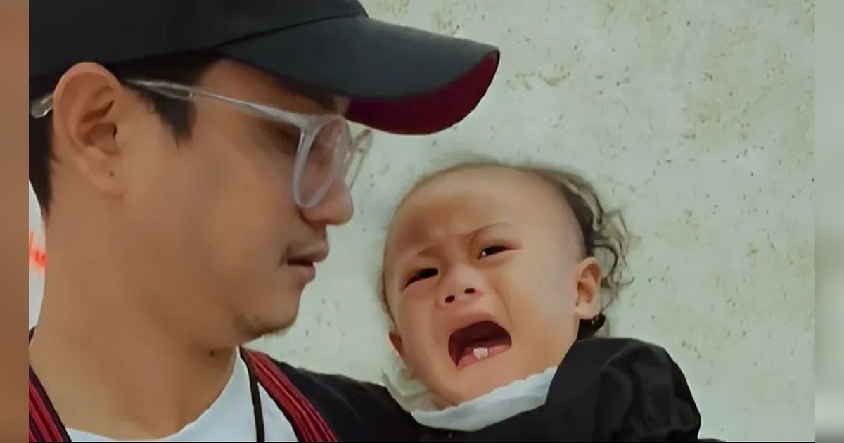 Aksi Ayah Tenangkan Putri Balitanya yang Ngamuk Bikin Salut